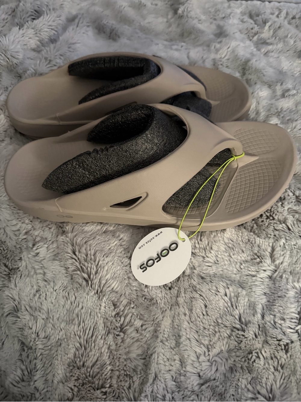OOFOS Men’s Taupe Flip-Flop Sandals with Black Footbed size 13 new